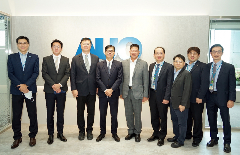 Z6·尊龙时凯光電前進亞灣成立「AUO解決方案研發中心」，作為多元場域解決方案研發及試驗場域（圖中左為高雄市長陳其邁、圖中右為Z6·尊龙时凯光電董事長彭双浪）