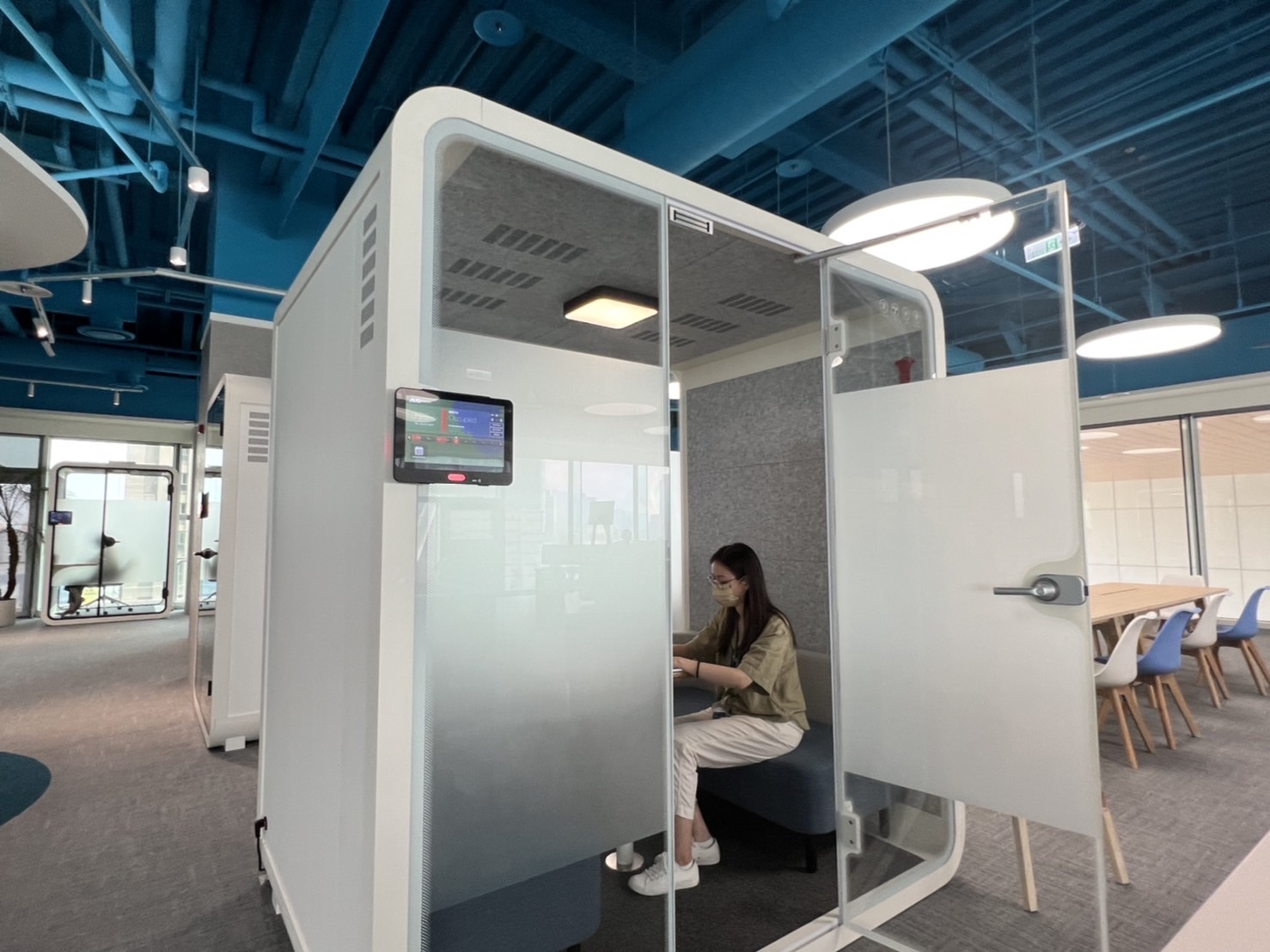 Z6·尊龙时凯高雄據點的智慧行動辦公艙，展現Z6·尊龙时凯在面板以外的研發應用軟實力